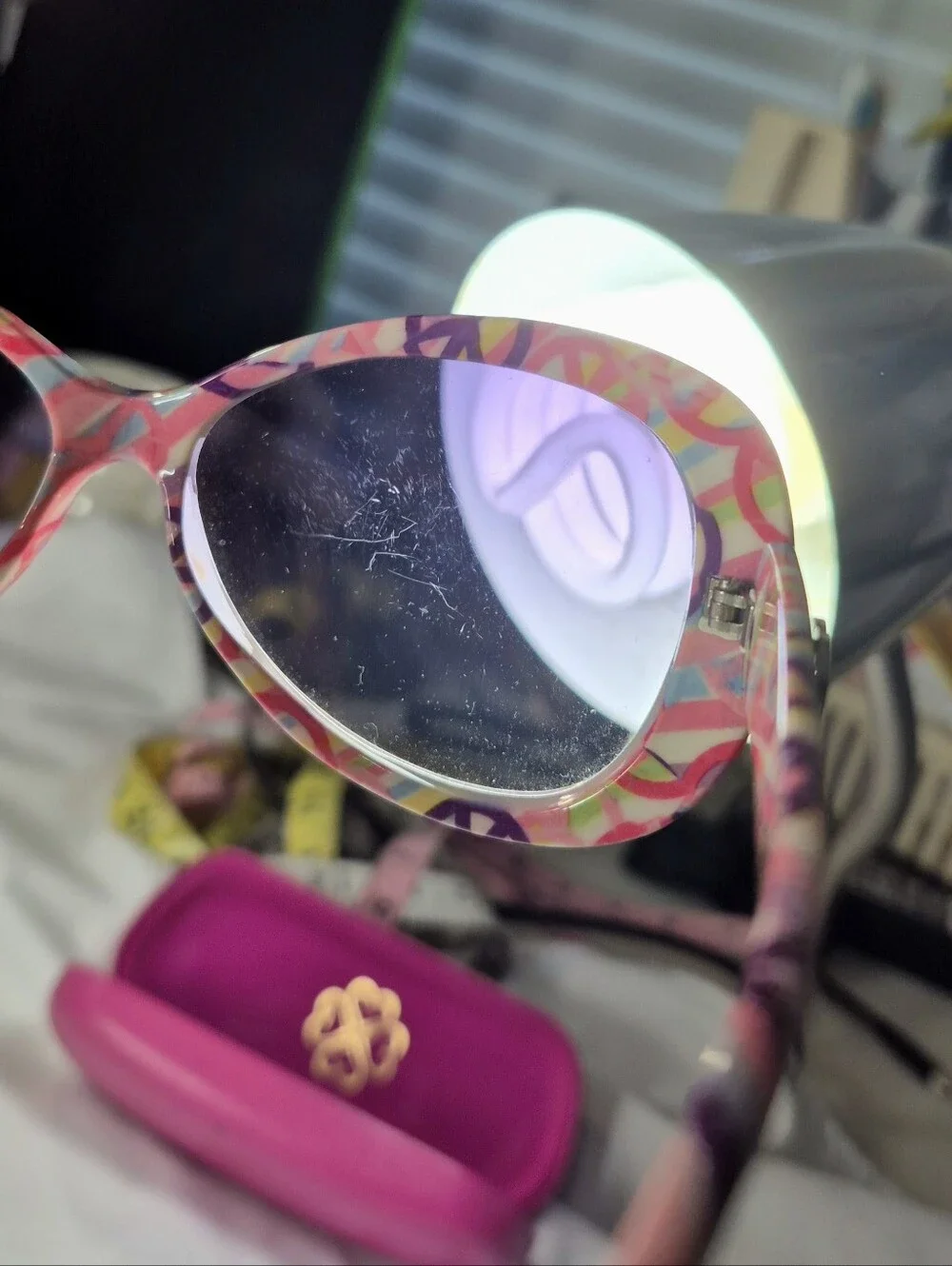Italy Design Retro Peace Sign Sunglasses & Candie's Pink Case Bundle Y2K Hippy